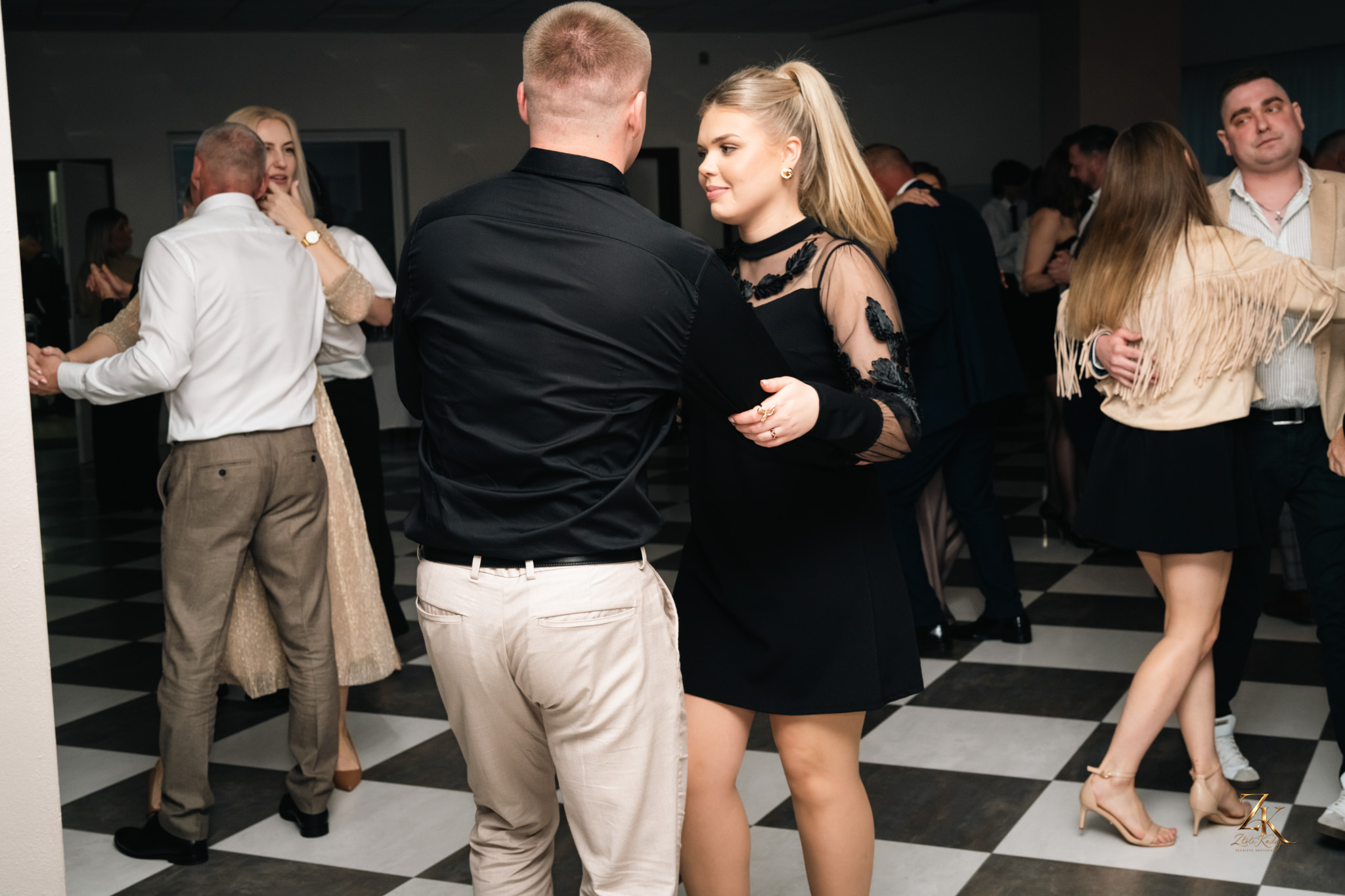 Pary tańczą na parkiecie