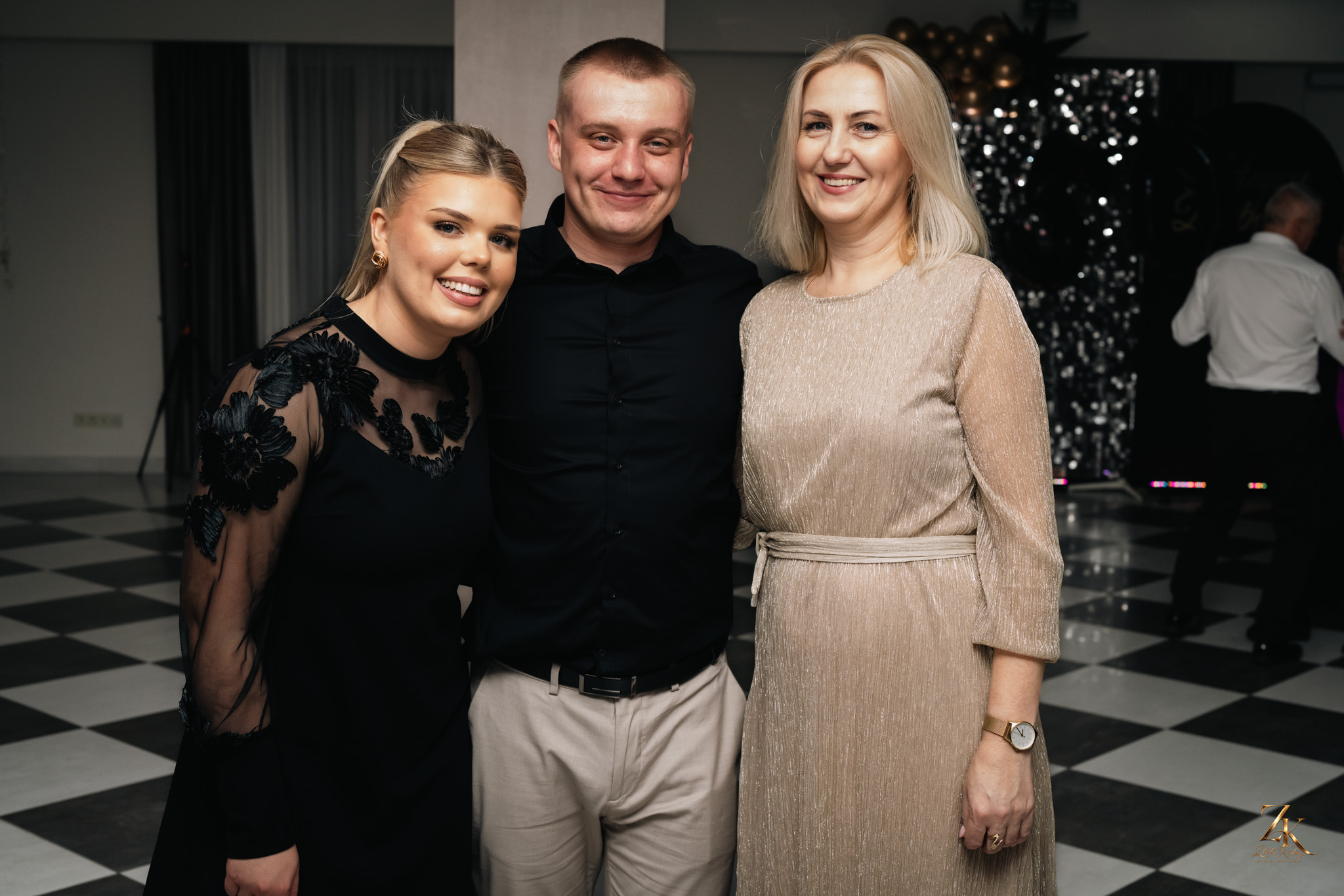 Troje gości pozuje do pamiątkowego zdjęcia